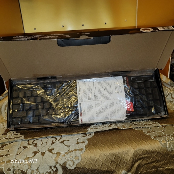 Vivitar LVLup Pro Gaming Keyboard w/Multi Color LED Keys NIB - Picture 2 of 4